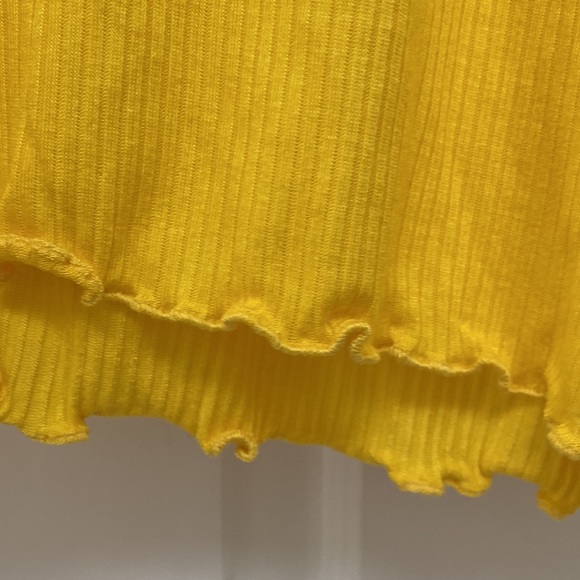 Ribbed Long Sleeved blouse. Gold NWT Size Medium - Picture 4 of 4